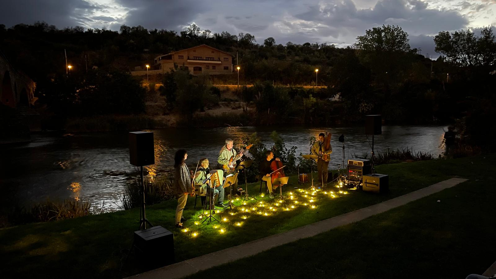 Fotografía exterior de un grupo musical durante un concierto
