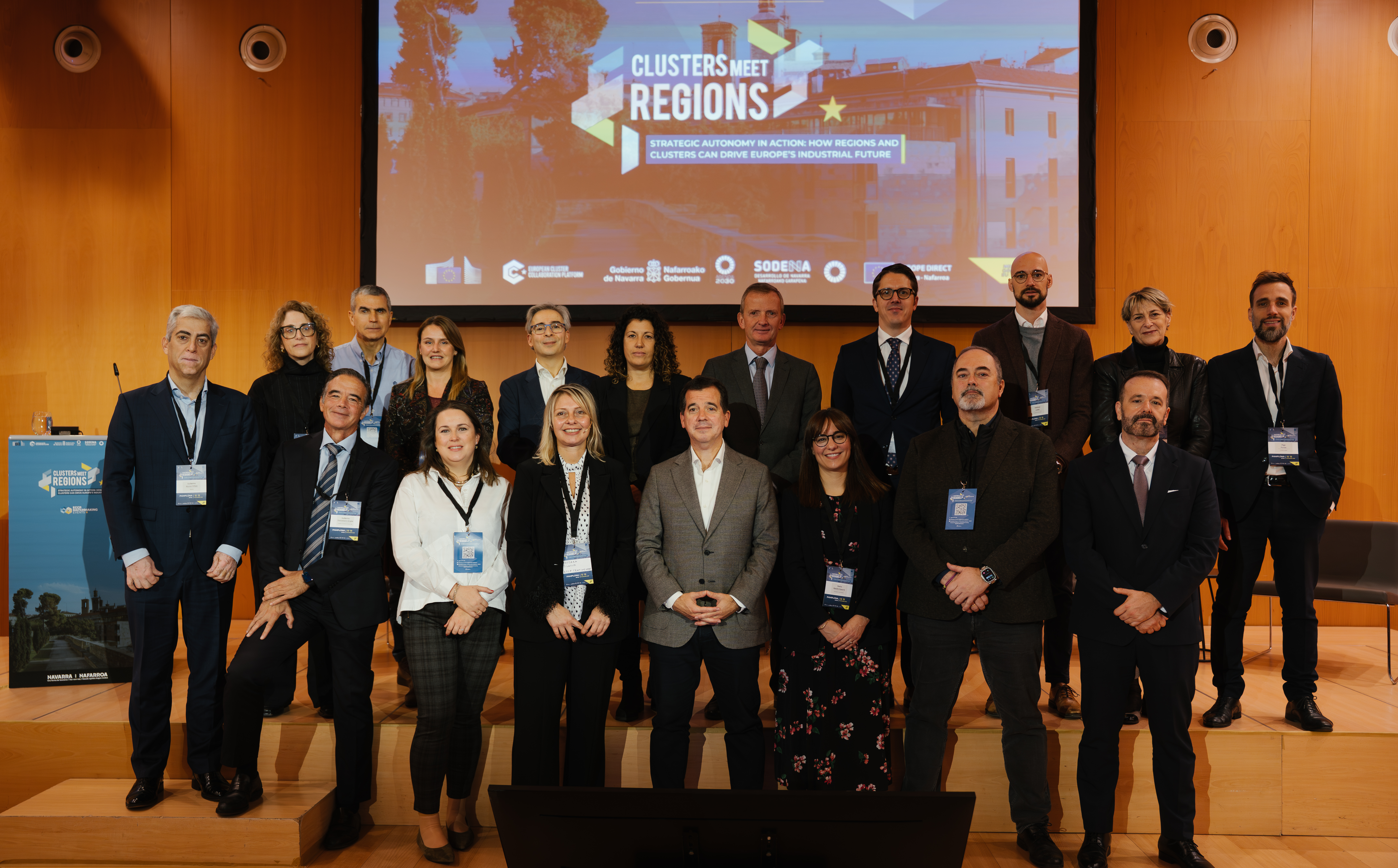 Fotografía del consejero Irujo, con el resto de participantes. 