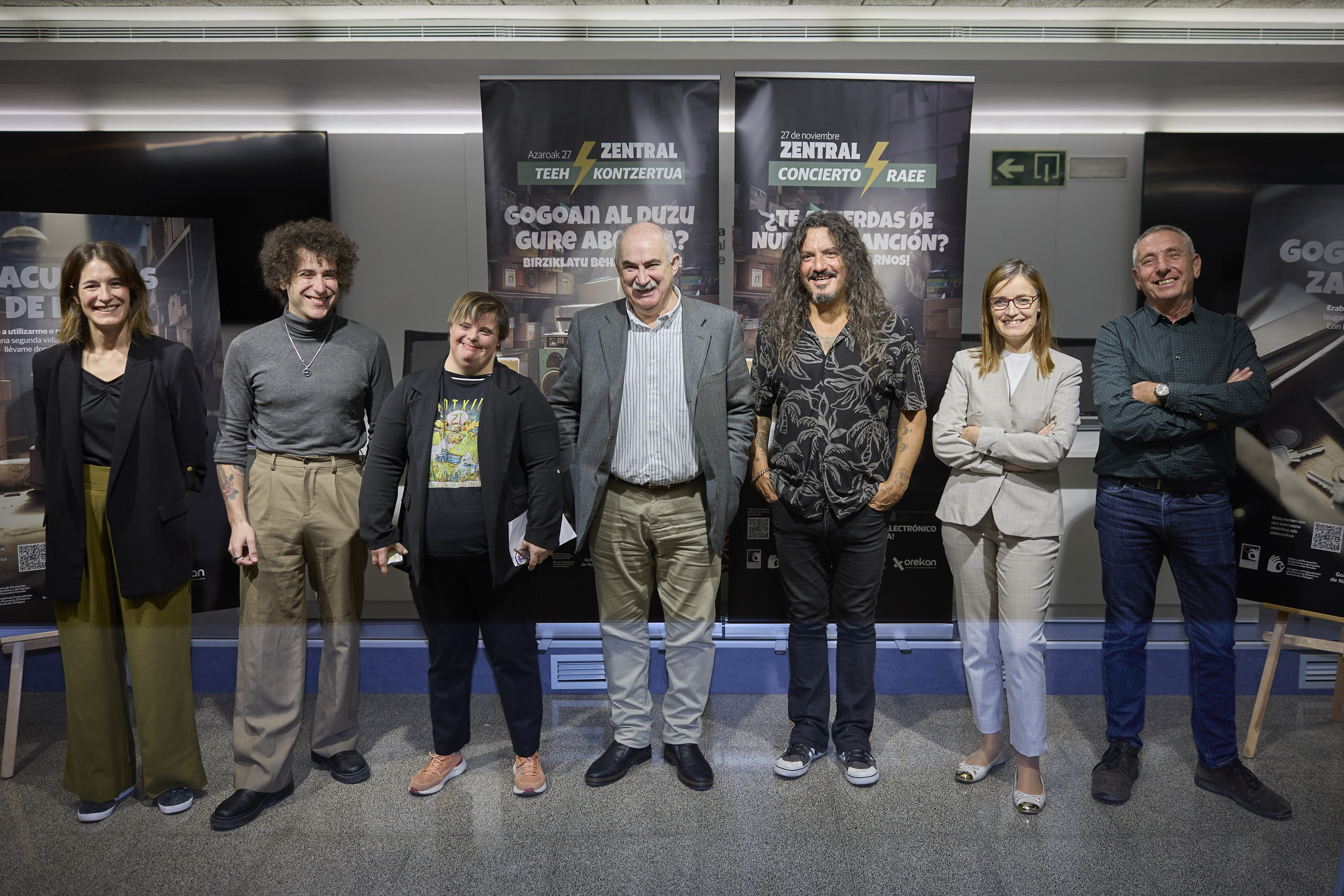 Fotografía de Eva Sevingé (Orekan), Alejo, Aintzane (Motxila 21), el consejero Aierdi, Pedro Razquin, la directora general de Medio Ambiente, Ana Bretaña, y Oscar Rubio. 