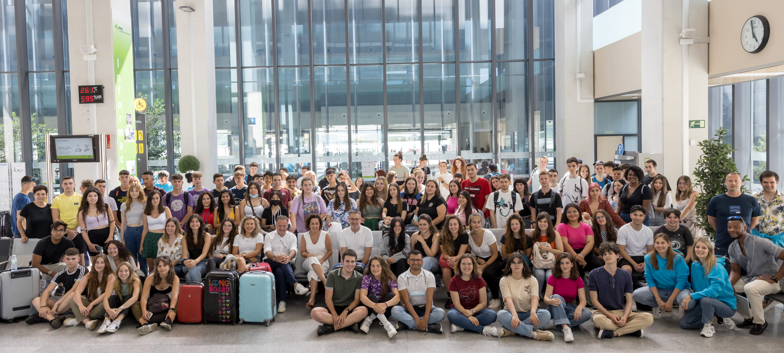 Más de un centenar de estudiantes de ciclos superiores bilingües de FP en el aeropuerto de Noain antes de su viaje a Paderborn (Alemania)