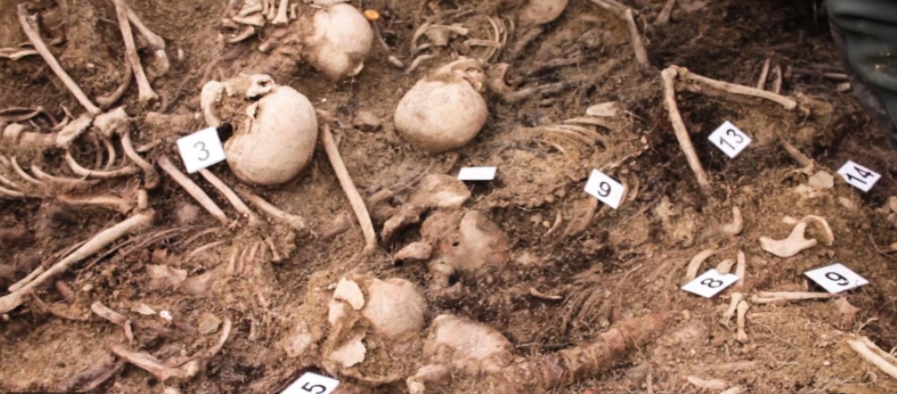 Fotografia de varios cadáveres en la fosa de Olabe