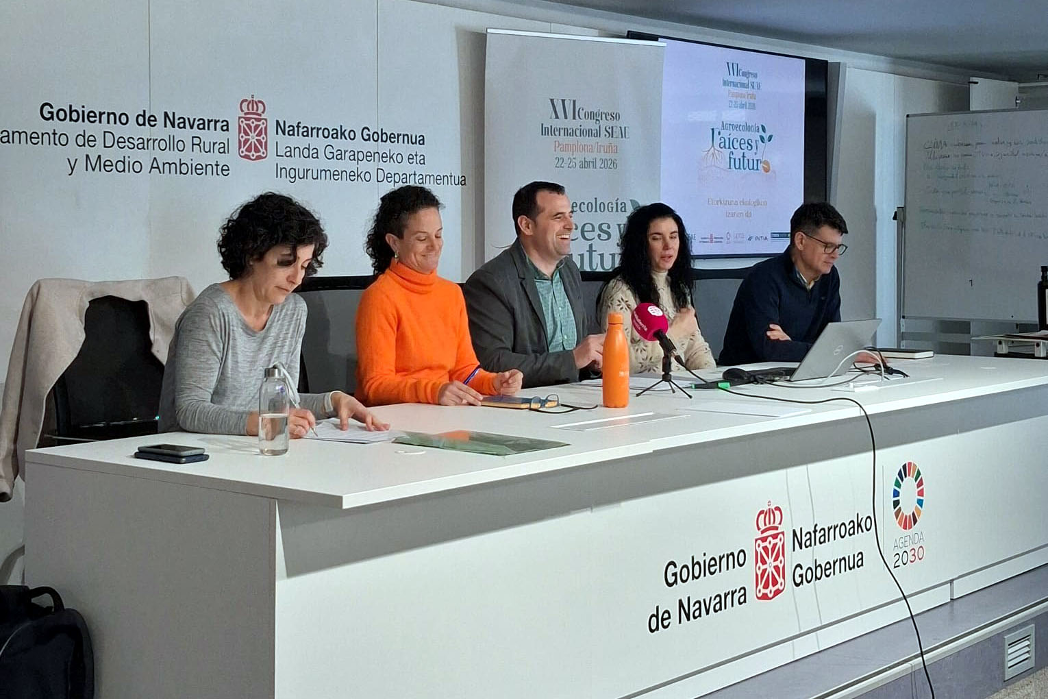 Mesa de conferencias con 5 integrantes en ella