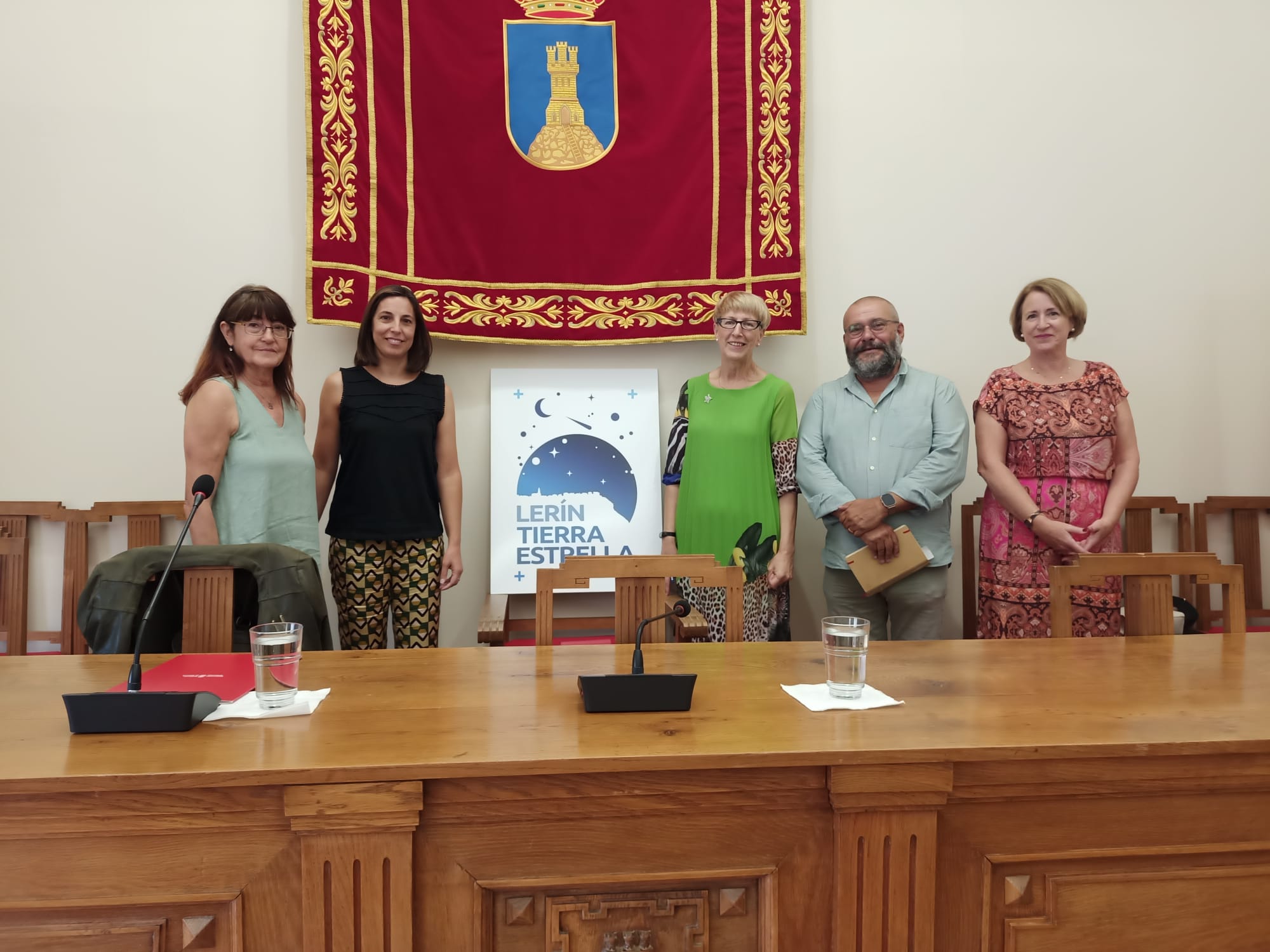Fotografía de cuatro mujeres y un hombre en el Ayuntamiento de Lerín