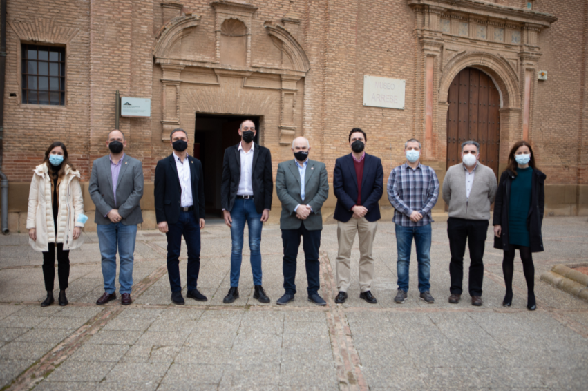 Fotografia de los cinco alcaldes y representantes del programa ELENA junto a José María Aierdi y 