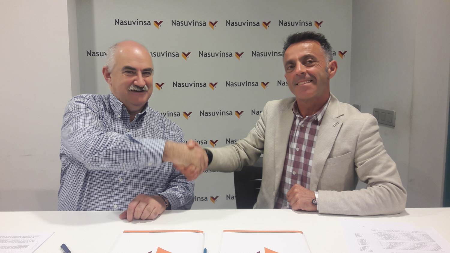 Fotografía de José Mª Aierdi, director gerente de Nasuvinsa y Alfonso Etxeberria alcalde del Valle de Egüés tras la firma del convenio
