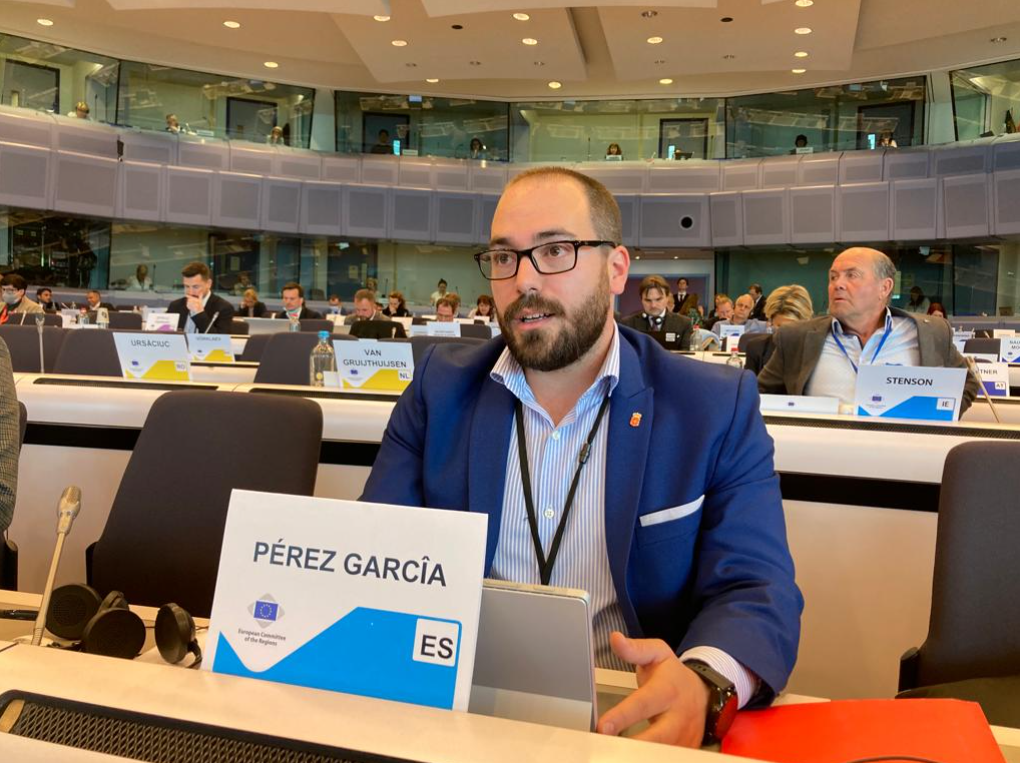 Fotografia del director general de Acción Exterior, Sergio Pérez, en el 149º Pleno del Comité Europeo de las Regiones que se está celebrando en Bruselas