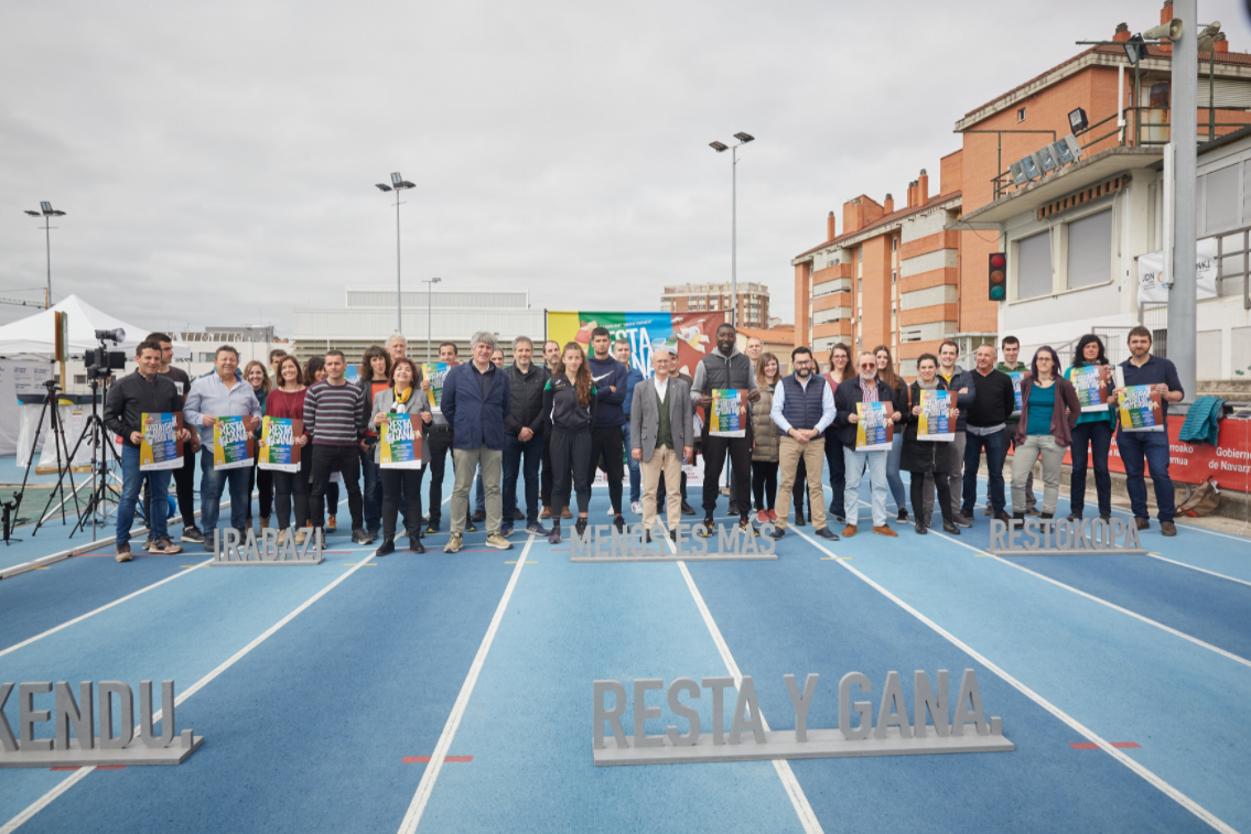Fotografia del consejero de Cohesión Territorial, Bernardo Ciriza, con los participantes del campeonato intermunicipal de reciclaje