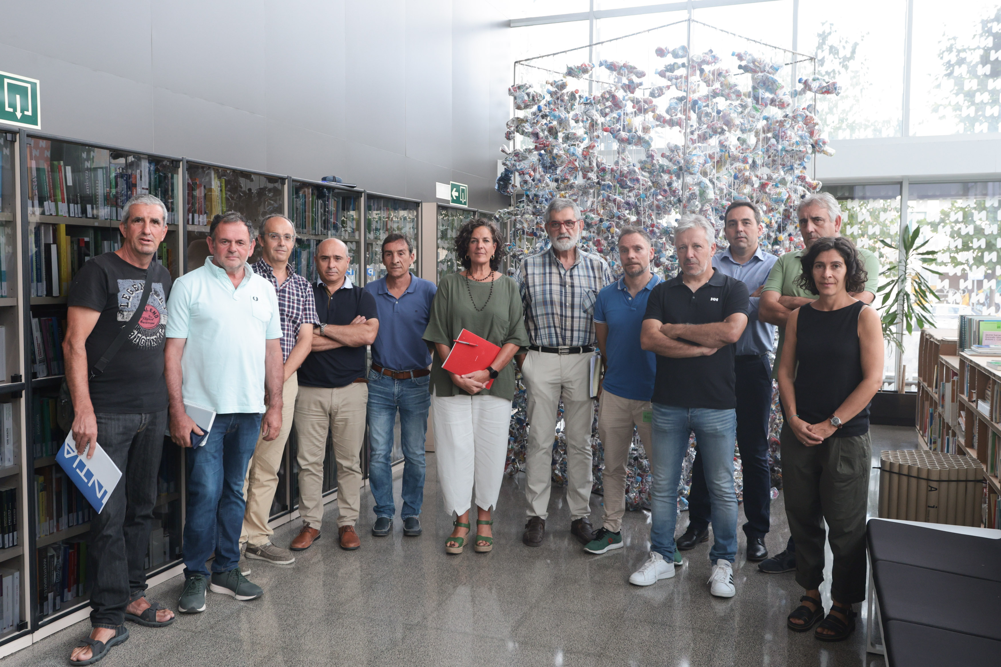 Fotografía de la consejera Itziar Gómez con el resto de participantes