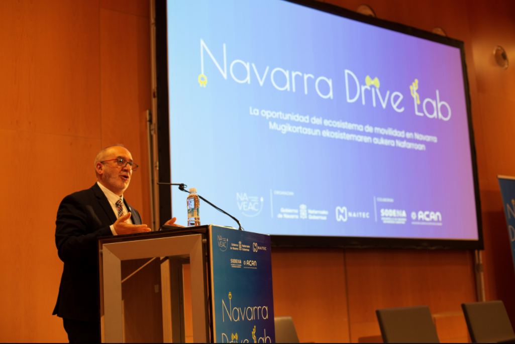 Fotografía de Juan Cruz Cigudosa hablando en público durante la jornada «Navarra Drive Lab»