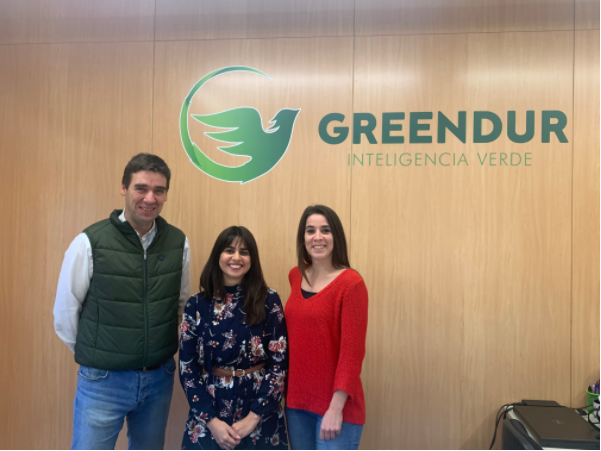 Fotografia de tres personas junto al logo verde de Greendur