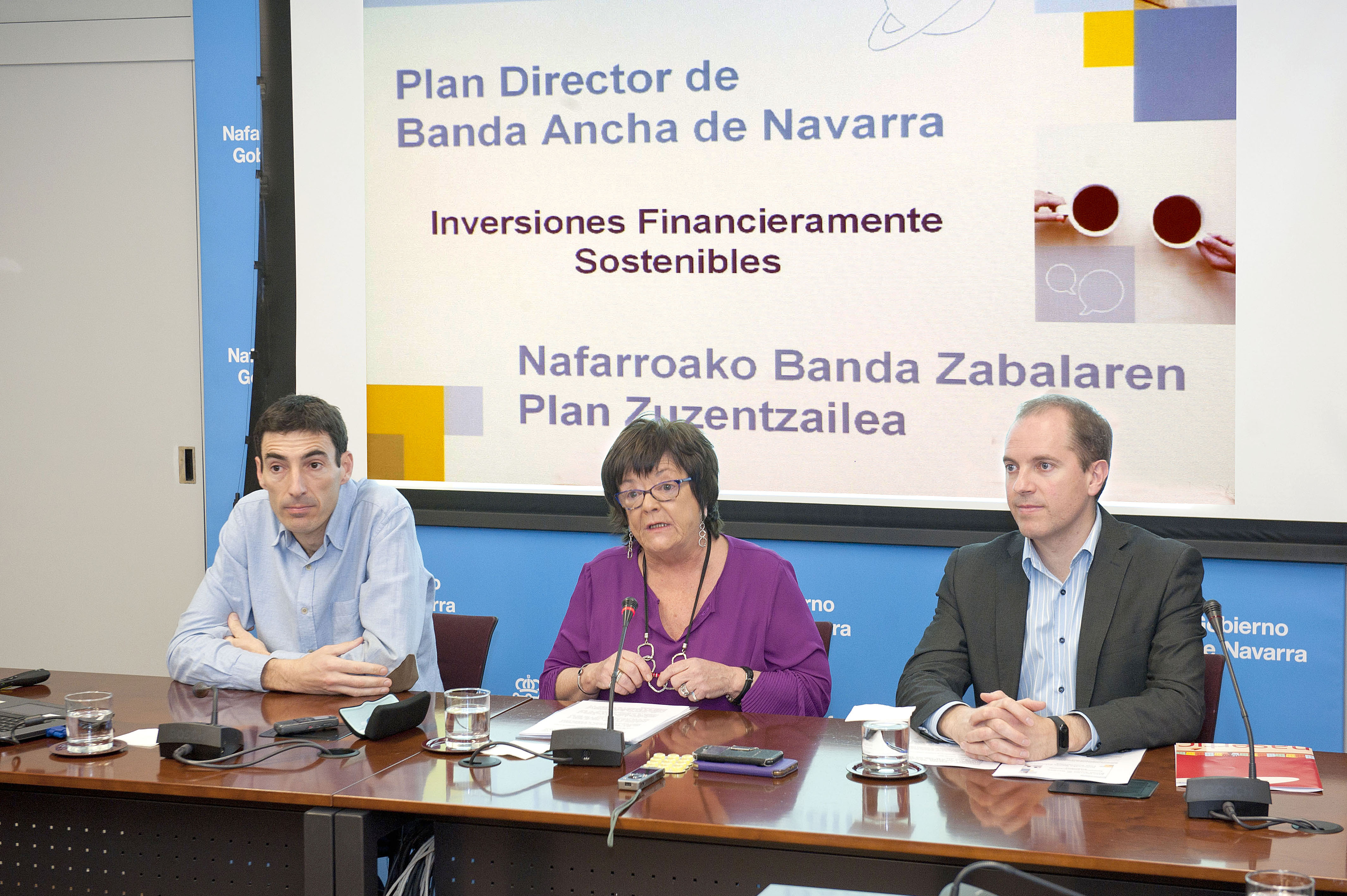 Fotografía de Mª José Beaumont (centro), Mikel Sagues (izquierda) e Iñaki Pinillos (derecha) en la rueda de prensa de presentación de los avances del Plan Director de Banda Ancha