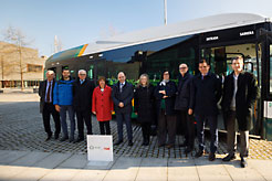 Autoridades y representantes de empresas ante uno de los autobuses eléctricos que desde hoy realizan el servicio de la línea 9 en la Comarca de Pamplona