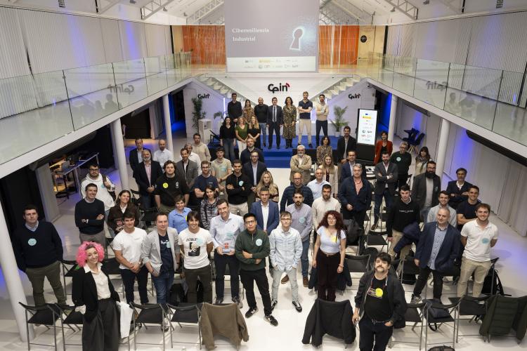 Fotografía de los participantes en la jornada con el ecosistema de ciberseguridad navarro organizada por CEIN y AIN