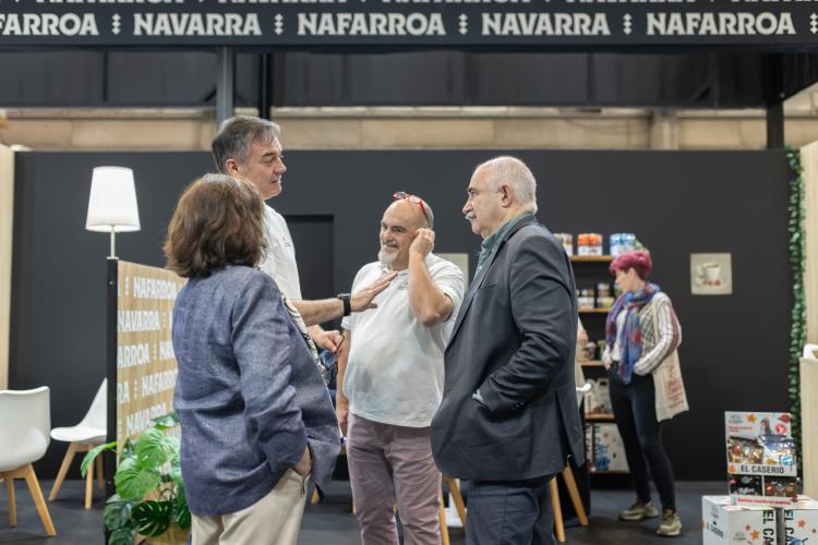 Grupo de personas hablando en Salón Gourmets