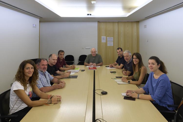 Un grupo de personas manteniendo una reunión en una mesa
