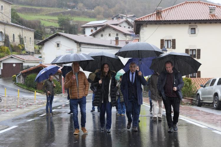 Miembros de la visita recorriendo la travesía