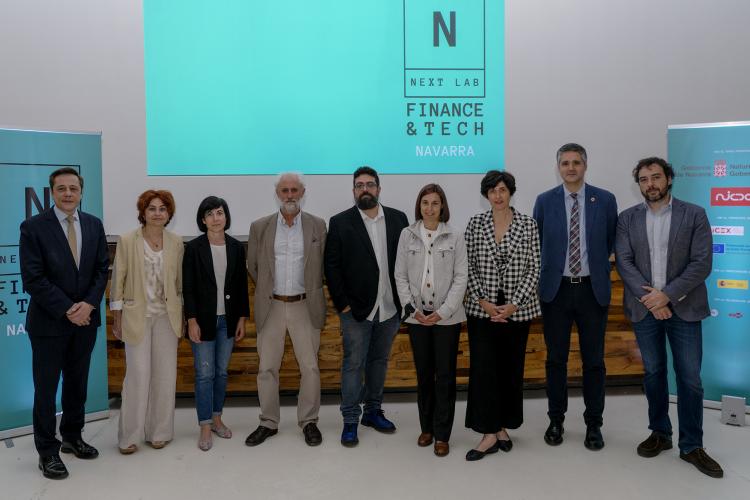 Fotografía de varias personas de pie durante la presentación del evento.