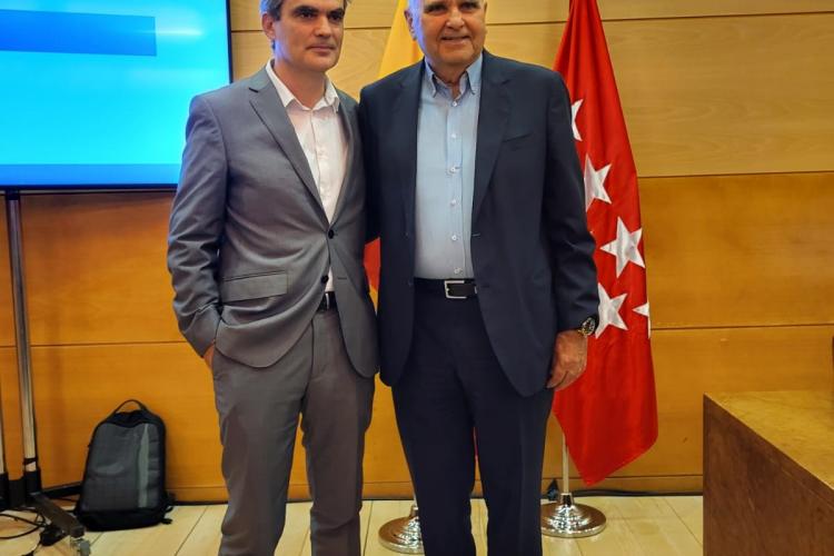 Fotografía de Guzmán Garmendia y Leandro Pérez Manzanera durante el acto
