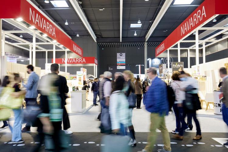 Foto de la feria agroalimentaria de empresas con gente en movimiento