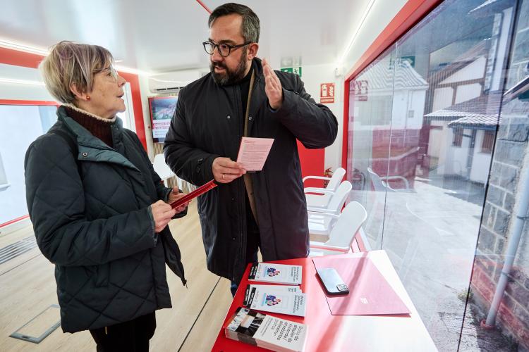 Dos personas en la oficina móvil