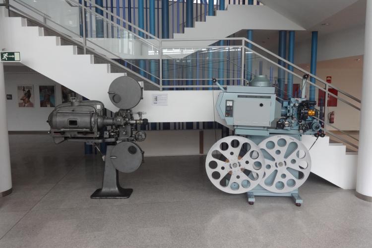 Fotografía de dos máquinas de proyectar cine antiguas.