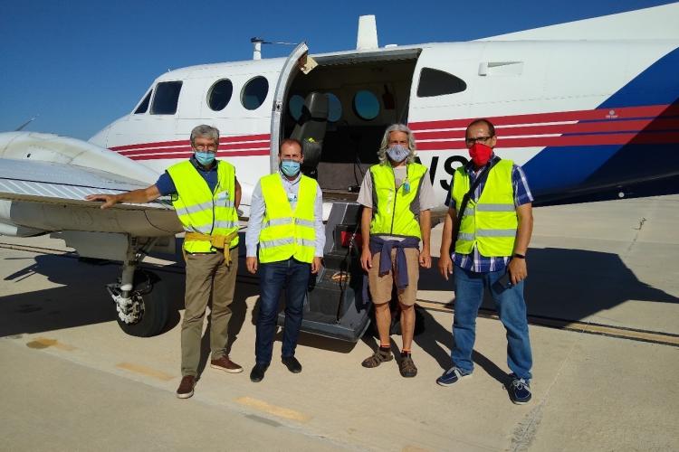 Foto de los participantes en el primer vuelo sobre la Comarca de Pamplona. De izquierda a derecha, Moisés Zalba, director del departamento de SIT de Tracasa; Víctor García, del área de Cartografía de Tracasa Instrumental; Roberto Pascual, técnico de la sección de Cartografía del departamento de Cohesión Territorial; y Jorge Iribas, jefe de la sección de Cartografía del departamento de Cohesión Territorial.