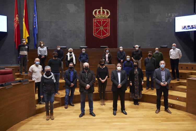 Fotografía de veinte personas en el interior del Parlamento de Navarra