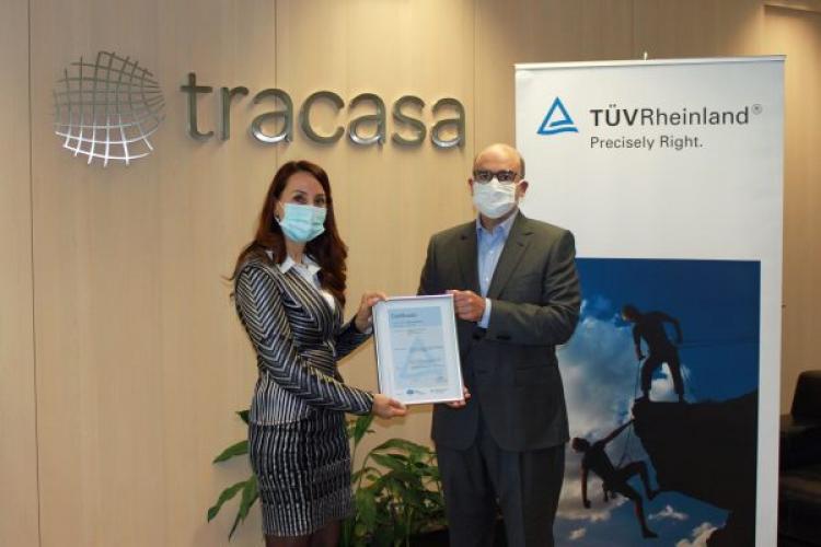 Mar González, consejera delegada de Tracasa, recibe el certificado acreditativo de manos de Roberto Cortés, responsable de Desarrollo de Negocio de TÜV Rheinland Spain.