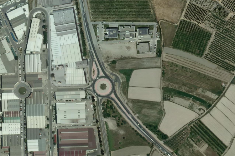 Fotografía de la rotonda de acceso al polígono industrial desde la NA-134. 