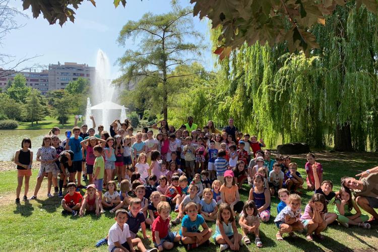 Fotografía de varios niños en un parque