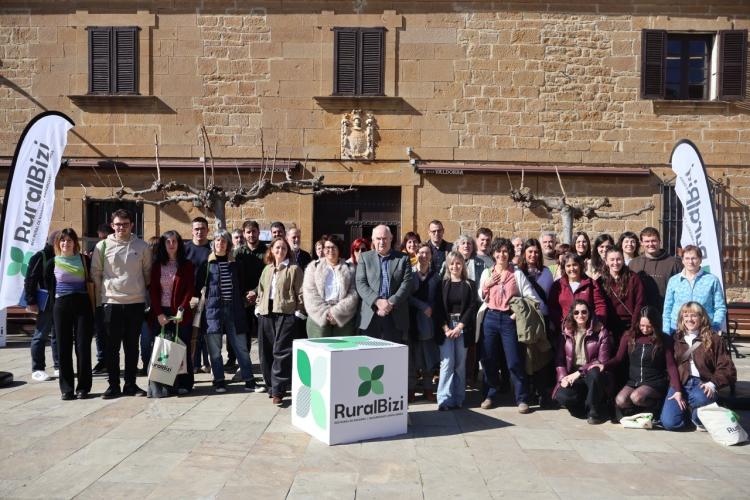 Participantes de la presentación junto con el logo de la iniciativa