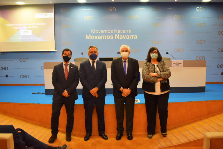 Fotografia de cuatro personas en la presentación