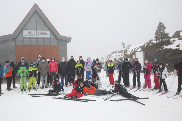 Fotografía exterior con nieve y un grupo de personas de pie con vestidos con ropa de nieve.