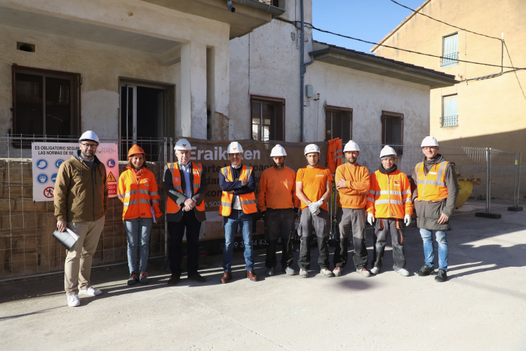 Fotografía del vicepresidente Aierdi junto a representantes del Ayuntamiento de Oteiza, de Nasuvinsa y de empresas que participan en la obra, en la visita. 