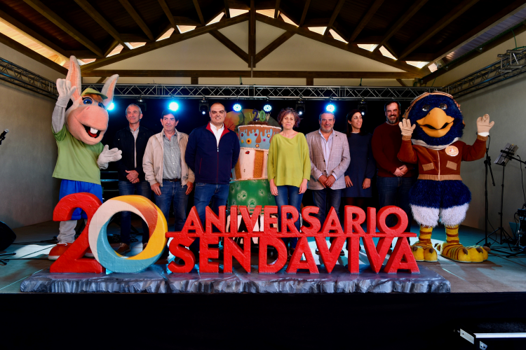 Fotografía de la consejera Rebeca Esnaola, en el acto del 20 aniversario de Sendaviva, junto a los alcaldes de Arguedas y Valtierra, responsables de la Junta de Bardenas, el consorcio Eder, Nicdo y Sendaviva. 