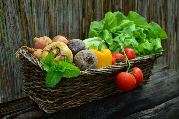 Fotografía de una cesta con verduras.