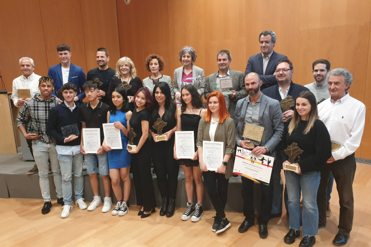 Imagen grupal de todas las personas premiadas en la gala de la Federación Navarra de Taekwondo