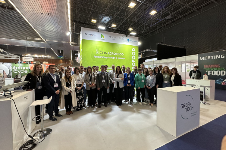 Fotografía de los participantes en el evento.