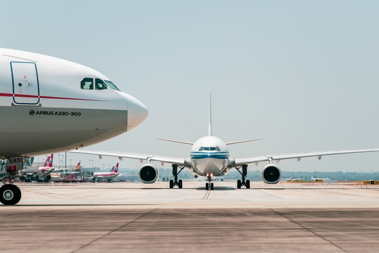 Fotografía de dos aviones en la pista de aterrizaje
