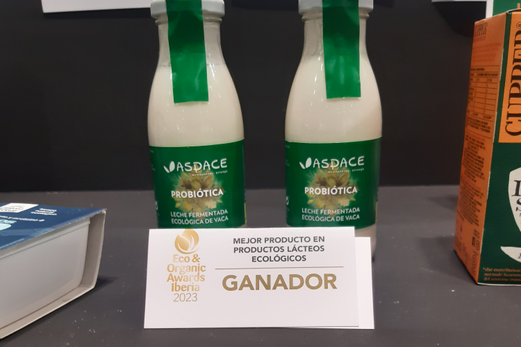 Fotografía de dos botellas de la leche ganadora