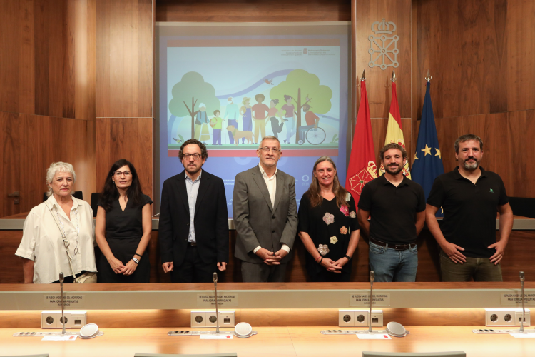 Fotografía del vicepresidente primero y consejero de Presidencia e Igualdad, Félix Taberna, junto a representantes y responsables de Navarra + Voluntaria. 