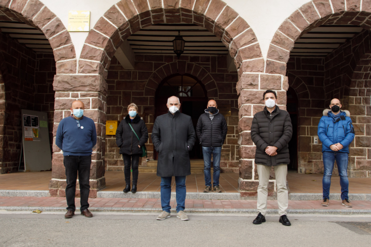  De izda. a dcha.: José Irigaray, alcalde de Burguete; Amparo Viñuales, alcaldesa de Roncal; el vicepresidente José Mª Aierdi; el presidente del Concejo de Espinal, Mikel Joseba Landabere; el director  gerente de Nasuvinsa, Alberto Bayona; y el teniente de alcalde de Jaurrieta, José Manuel Narvaiz. 