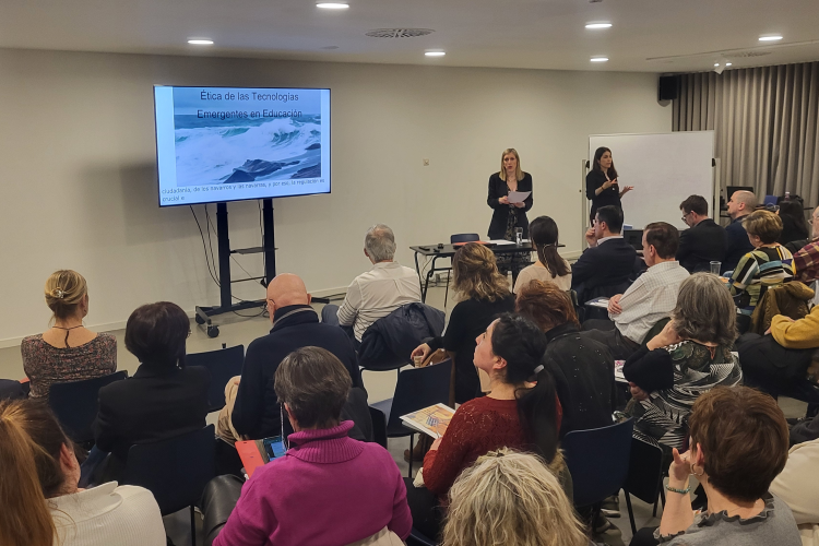 Fotografía de la consejera Fanlo, durante la inauguración del taller "Ética de las tecnologías emergentes".