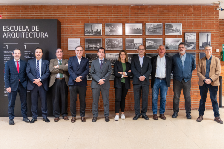 Fotografía de varias personas en la presentación de la jornada