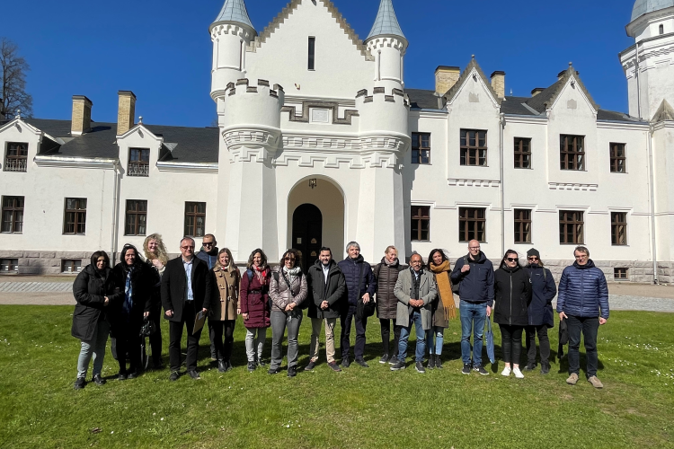 Fotografía del director general y el resto de la delegación de Navarra, junto a responsables de otros socios europeos del proyecto, ante el castillo de Alatskivi, en el condado de Tartu (Estonia).