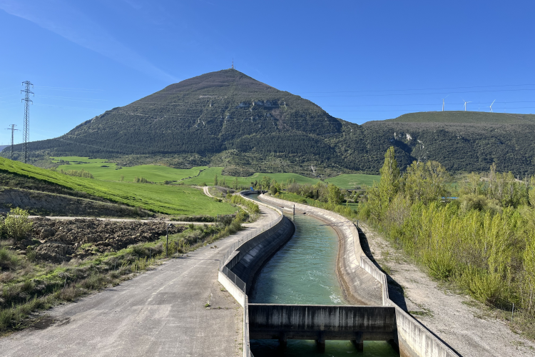 Fotografía de un tramo del Canal de Navarra ya ejecutado y en servicio.