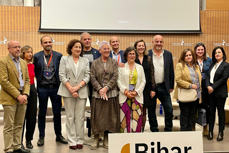 Fotografía de la consejera Maeztu, junto a algunas y algunos de los ponentes