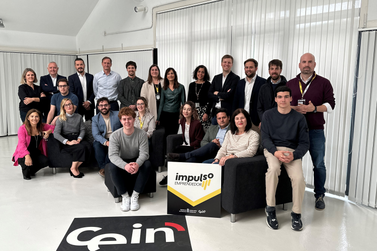 Fotografía de la directora gerente de CEIN, María Sanz de Galdeano, y la directora general de Energía, I+D+i empresarial y Emprendimiento, Uxue Itoiz, junto con las empresas participantes en Impulso emprendedor y sus mentores. 