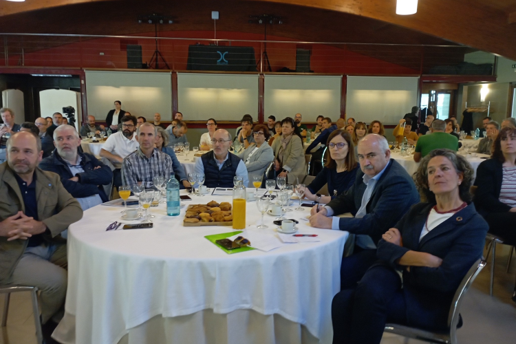 Fotografía del consejero José Mari Aierdi e Itziar Gómez, con participantes en la presentación de la memoria anual de GAN-NIK, esta mañana. 