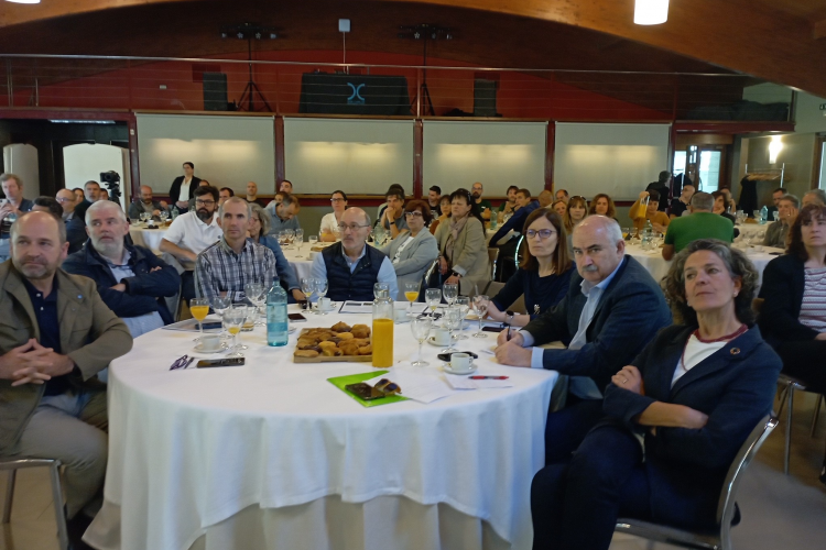 Fotografía del consejero José Mari Aierdi e Itziar Gómez, con participantes en la presentación de la memoria anual de GAN-NIK, esta mañana. 